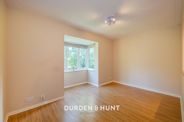 88 Maple Gate, Loughton photo 3