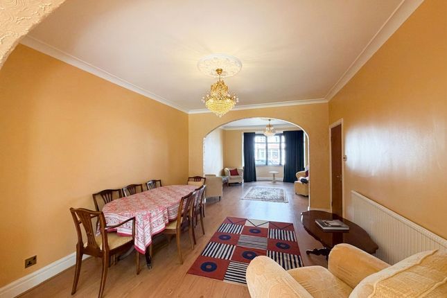 10 Langley Crescent, London photo 4