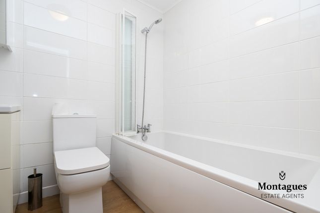 Flat for sale in Centre Drive, Epping