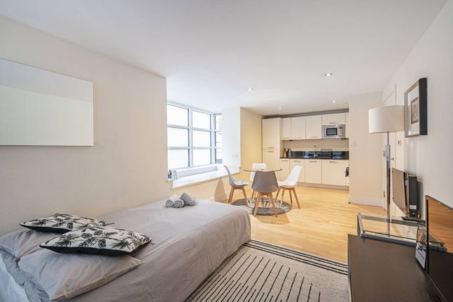 Flat to rent in High Timber Street, City, London