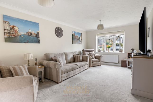 3 Quebec Close, Horley photo 2