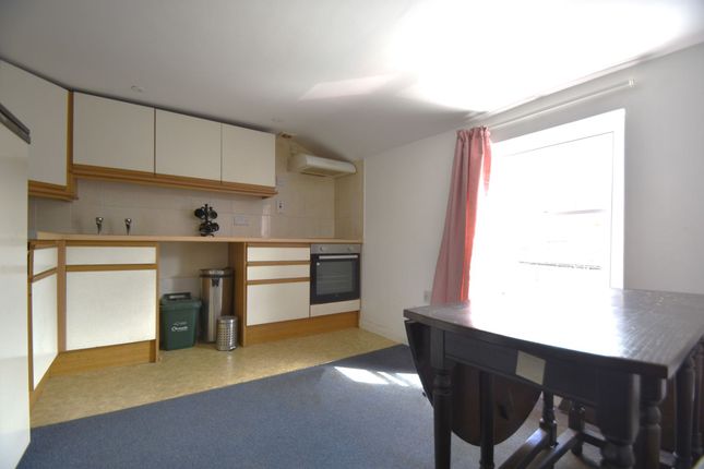Flat to rent in 12 Carisbrooke Road, Newport