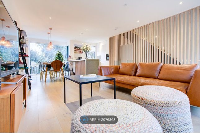 Savona Close, London photo 2