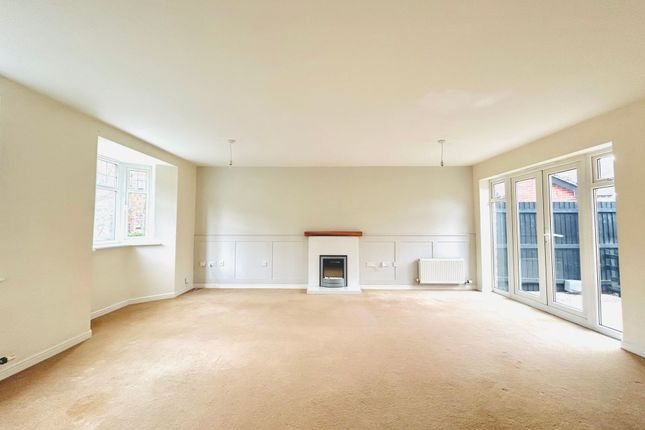 32 Wellcroft Gardens, Lymm photo 2
