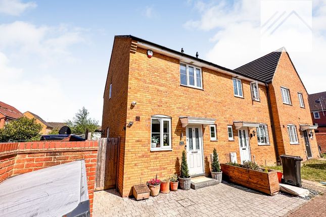 9 Galt Close, Wickford photo 2