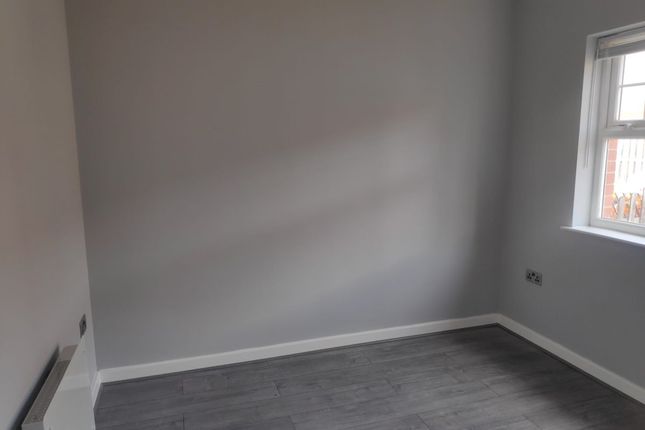 Flat to rent in Marketfield Road, Redhill
