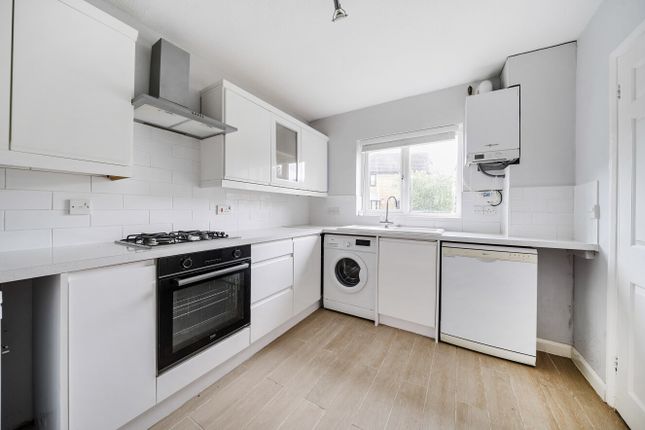 5, Stonebanks, Surrey photo 4