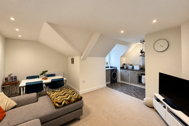 Third Floor Apartment, 38, Aquila Drive, Plymouth photo 3