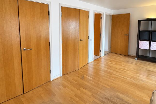 Hunt Close, London photo 4