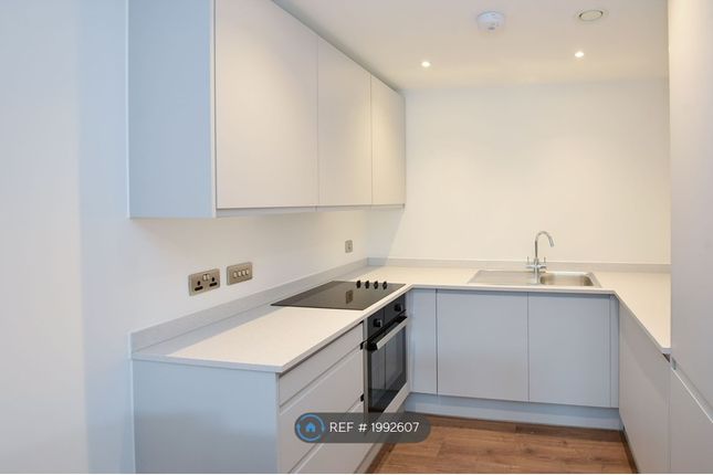 Flat to rent in Waterhouse Apartments, Salford