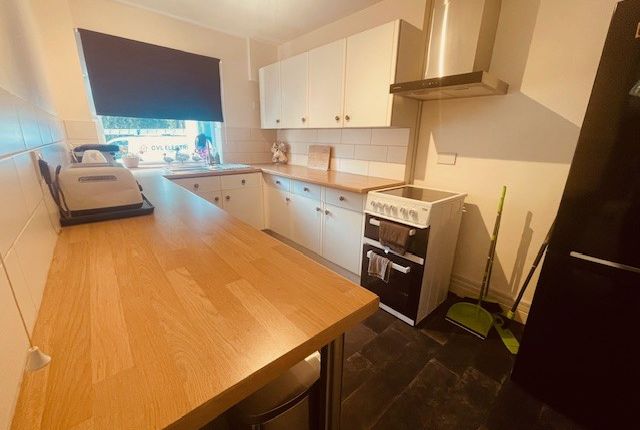 2, Tredenham Close, Farnborough photo 3