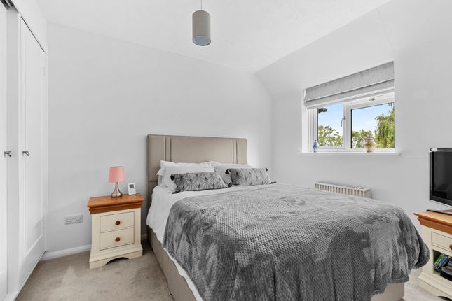 6 Badgers Meadow, Aylesbury photo 3
