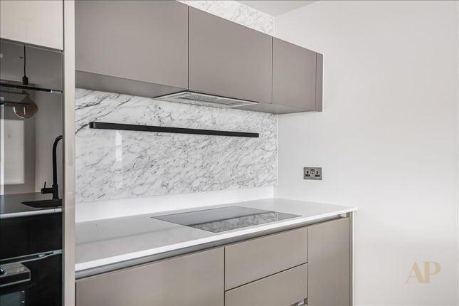 Flat to rent in Parkside Apartments, Cascade Way, London