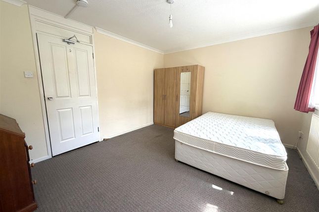 31, Hawkins Close, Harrow photo 5