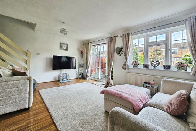 19, Robin Way, Surrey photo 4
