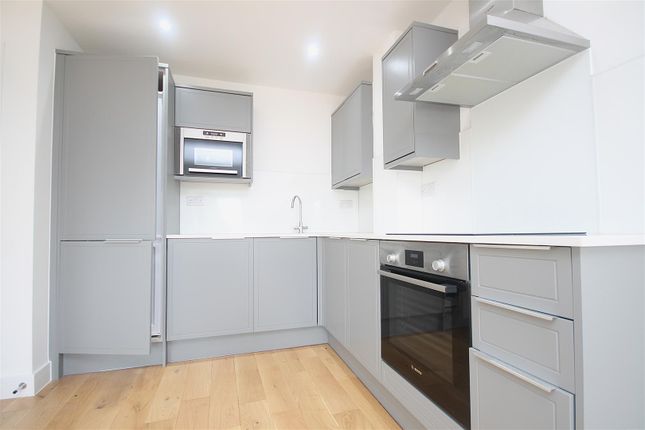 Flat 16 Stocks House, North Street, Leatherhead photo 5