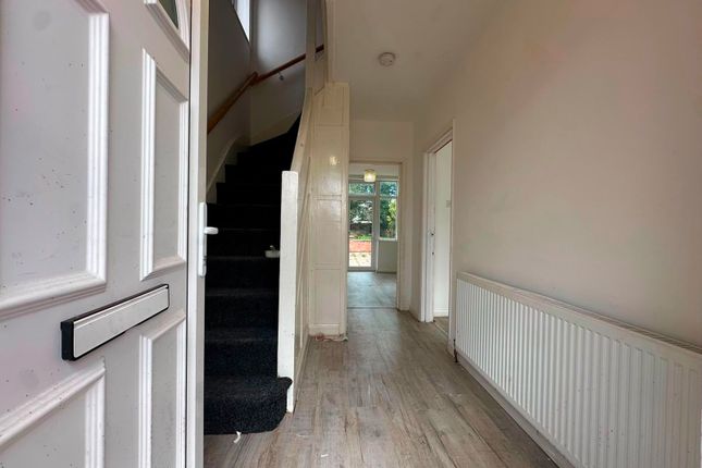 33 Dunstall Avenue, Leicester photo 2