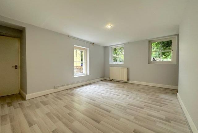 Flat to rent in Oakleigh Park South, London