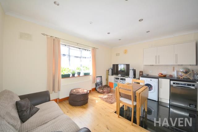 Flat to rent in Mays Lane, Barnet