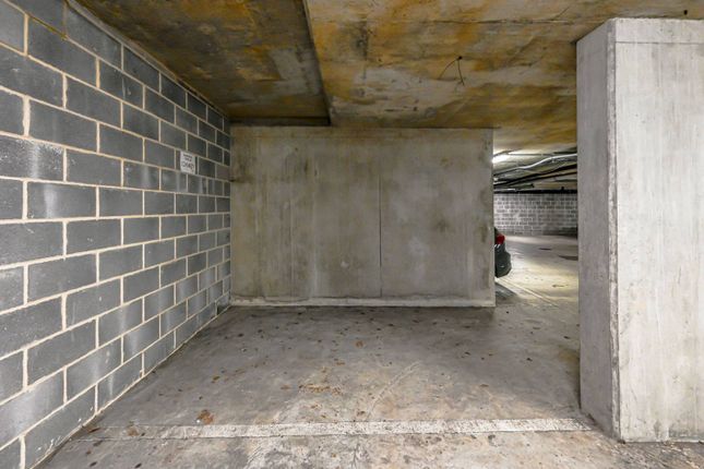 Parking/garage to rent in Plough Road, Battersea