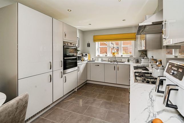 26, Newton Avenue, Aylesbury photo 4