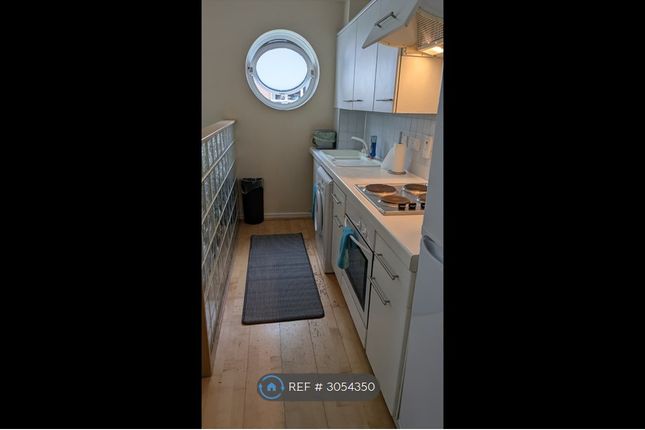 Flat, Durell House Wolfe Crescent, London photo 2