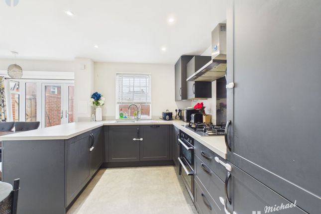35 Sutton Grove, Aylesbury photo 4
