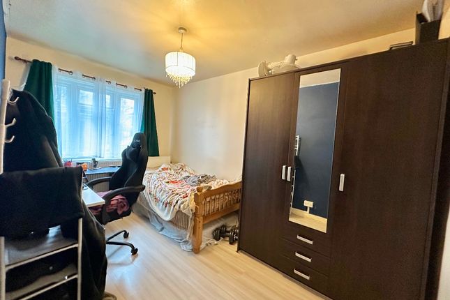 Flat 154, Geffrye Court, London photo 4