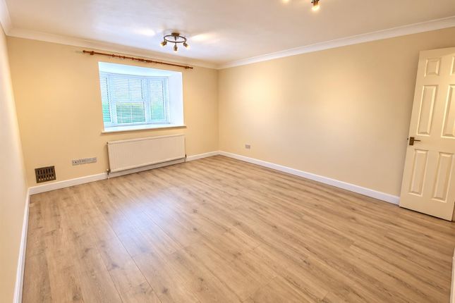 Flat, 10, Cantrell Lodge, Enfield photo 3