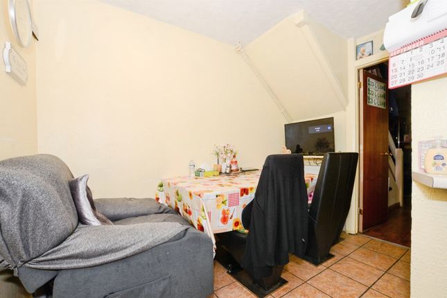 35, Burnt Close, Luton photo 4