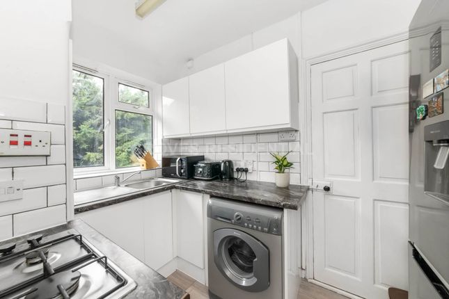 18, Lawn Close, New Malden photo 3