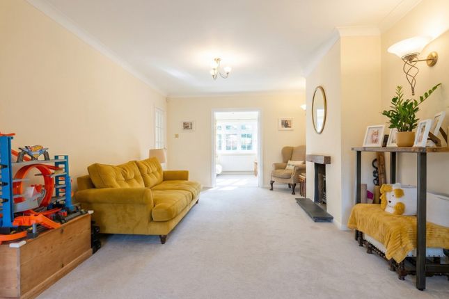 47 Nash Grove Lane, Finchampstead, Berkshire photo 3