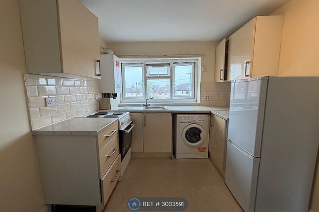 Flat  West Park Close, Romford photo 4