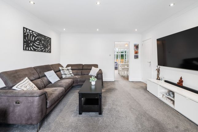 33 Kaims Brae, Livingston Village photo 4