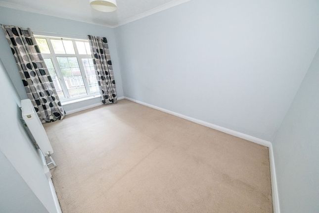 16, Holman Close, Cowplain photo 4