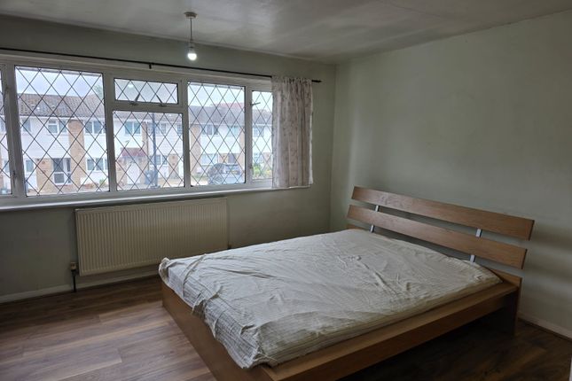 Sheepcote Close, Hounslow photo 5