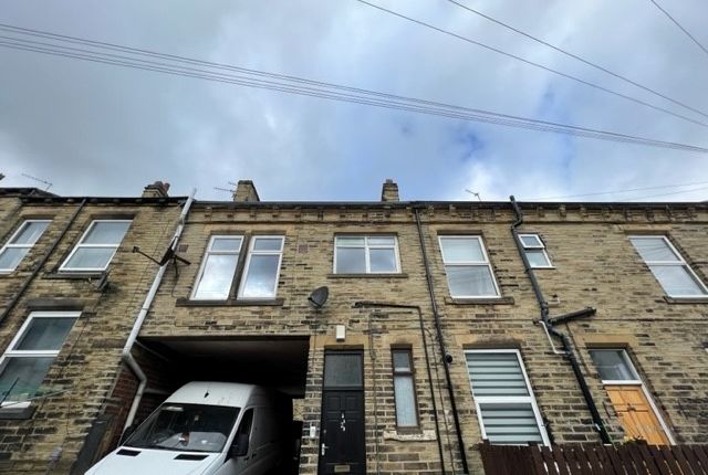 Flat to rent in Wellington Street, Liversedge, West Yorkshire