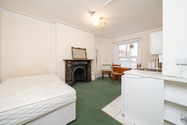 Flat 7, 7 De Vere Gardens, London photo 4