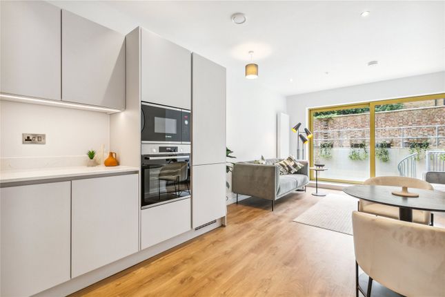 Thumbnail Flat for sale in Garratt Lane, London