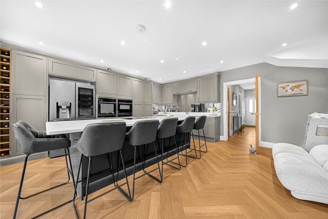 19, Rose Meadow, Woking photo 2