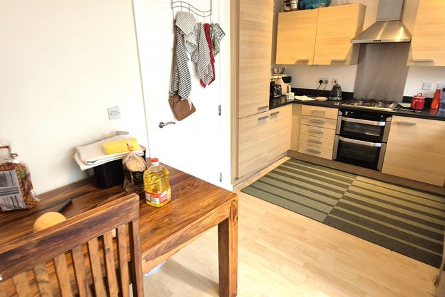 8 Cameron Crescent, Edgware photo 3