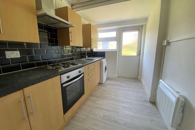 11, Luton photo 2