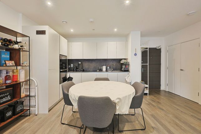 11 Kingsland Court, Streamdale Road, London photo 3