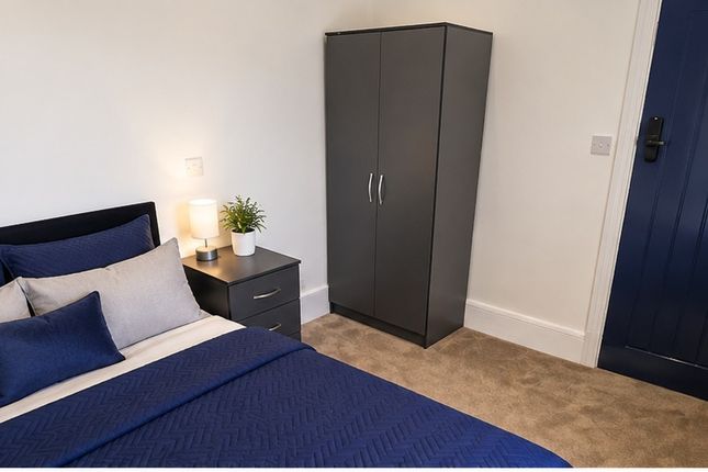 Room 5, Luton photo 3