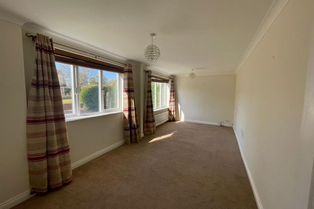 7, Meadow Drive, Grimsby photo 5