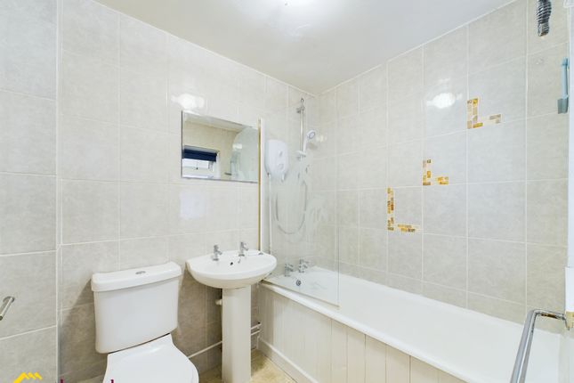 Flat for sale in Manor Court, Fenny Compton