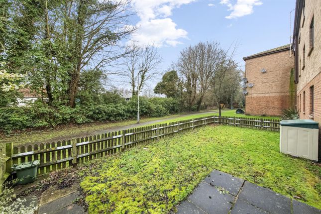 12, Robins Close, Uxbridge photo 2