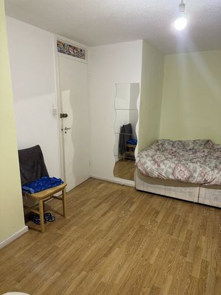 Room to rent in Canrobert Street, London