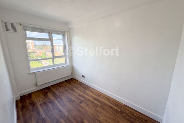 29 Marie Lloyd House, Murray Grove, London photo 4