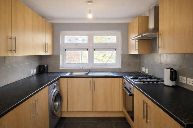 Flat 34, Oban Court, Montem Lane, Slough photo 3